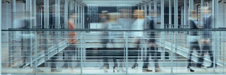 Umgang mit krankmachenden Unternehmenskulturen 6 Busy employees of business company