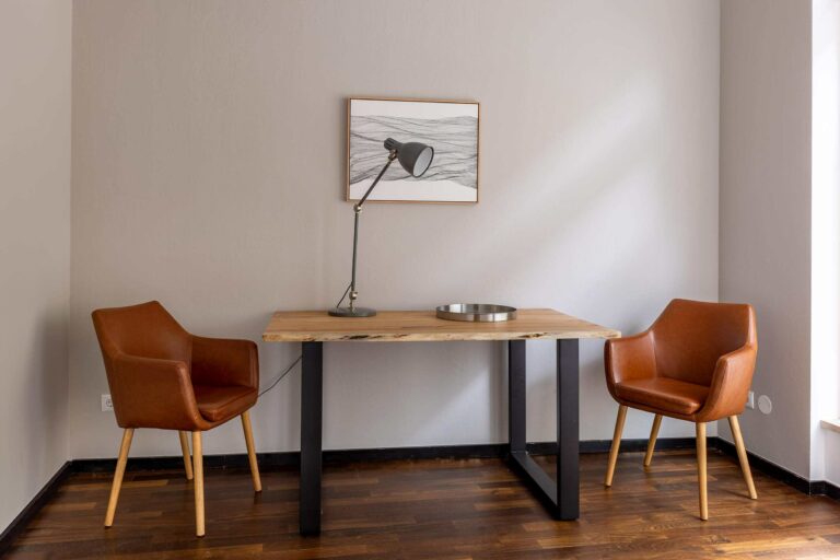 "Raum für gute Arbeit" in Berlin Kreuzberg oder "Coaching goes Kunst" 9 Büroraum mit Arbeitstisch