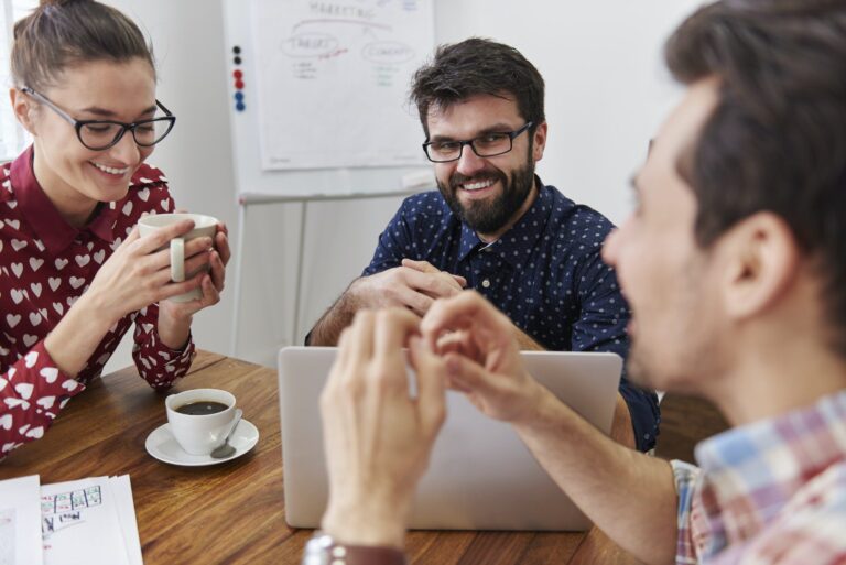 Selbstfürsorge in Beziehungen einbauen - wie geht das? 8 Good relationship between coworkers have influence for result of work