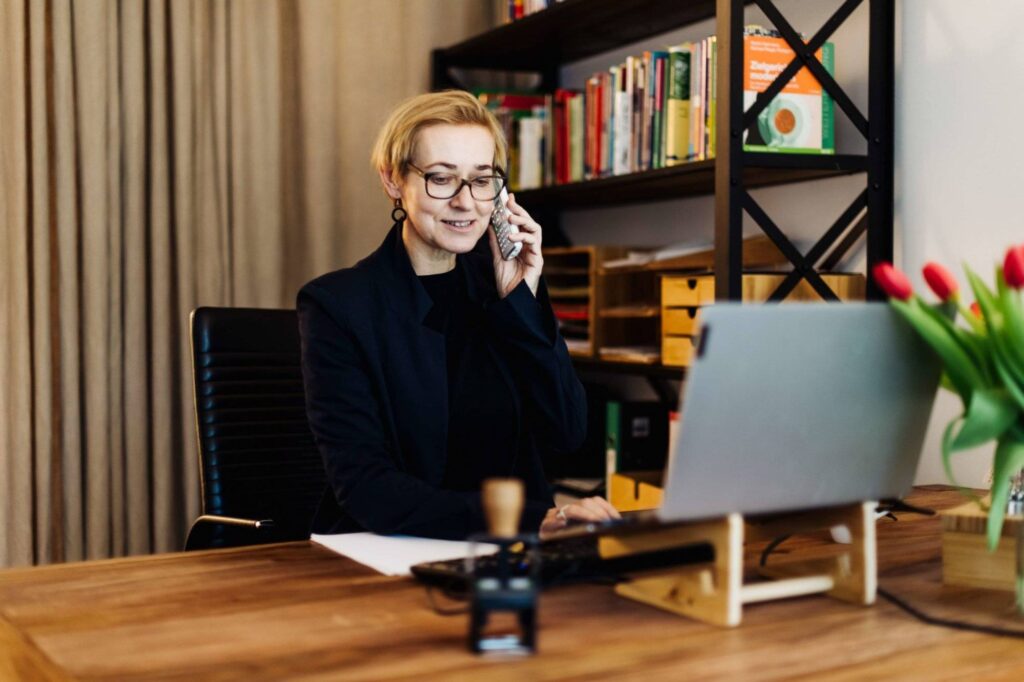 Heike Sohna berät am Telefon zu AVGS-Coaching Berlin