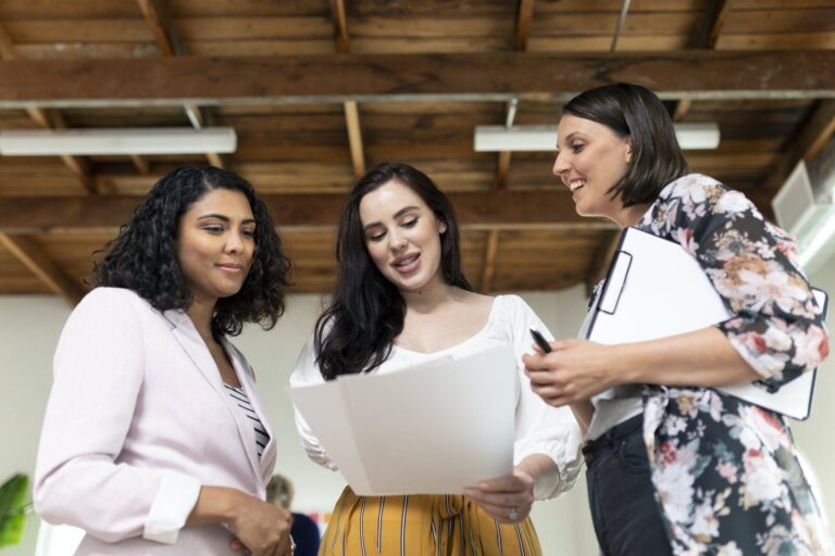 Die 50 einflussreichsten Frauen der deutschen Tech-Branche 3 businesswomen working on a project