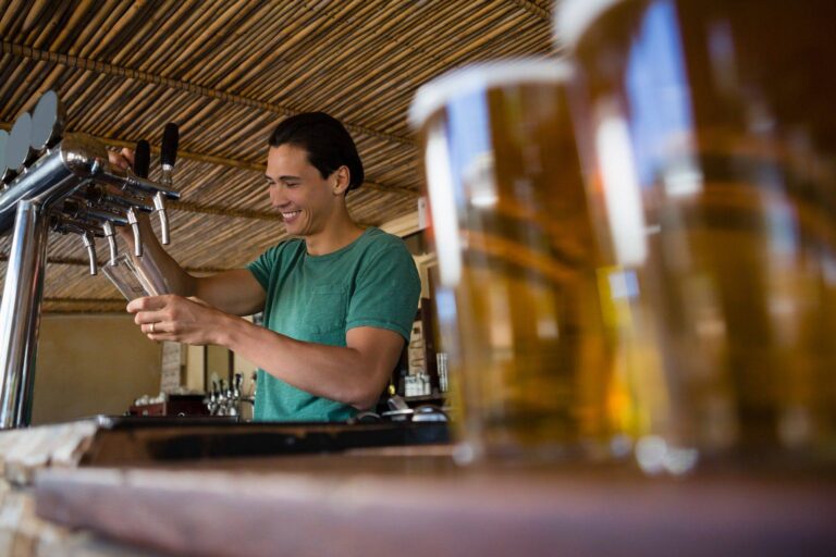 Gastronomie, Luftfahrt, Events – vielen Corona-geschädigten Branchen geht das Personal aus 1 close up of beer glasses with bartender working at restaurant
