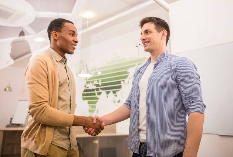 Wenn Sie sich mit dem Arbeitgeber auf die notwendigen Vertragsbestandteile für ein Arbeitsverhältnis geeinigt haben, ist die mündliche Jobzusage rechtlich bindend. 8 co working