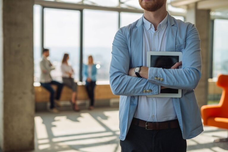 Die Anforderungsprofile in den Siemens-Fabriken ändern sich. Mit dem Projekt NextWork will der Konzern seine Mitarbeiter qualifizieren. 10 holding a digital tablet