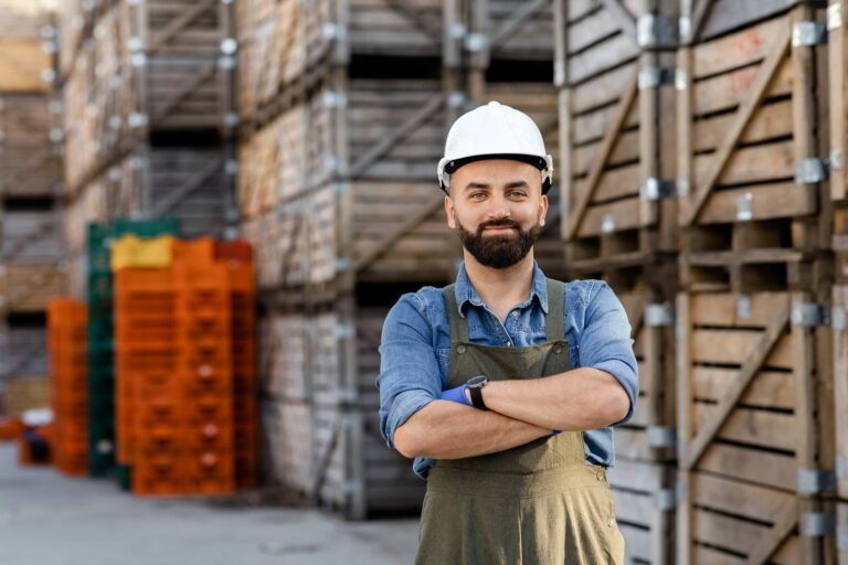 Logistik ist viel mehr als nur der Transport von Waren. In der drittgrößten deutschen Branche sind Tausende Stellen nicht besetzt - das bietet viele Chancen 4 inspecting products in warehouse management distribution and logistics 1