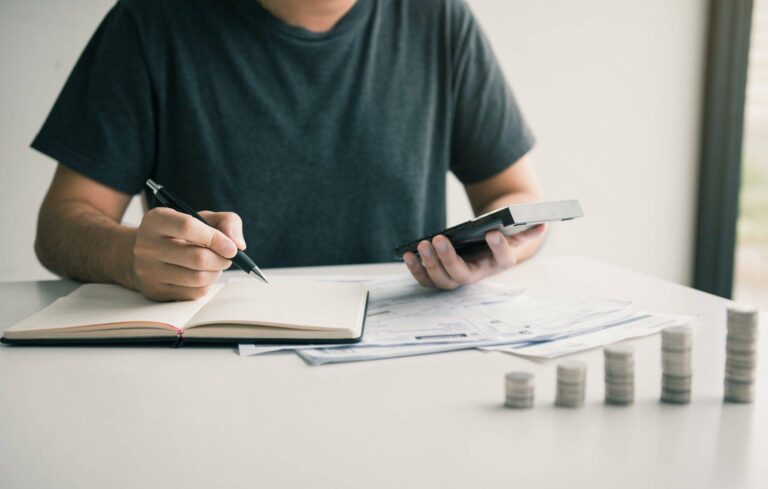 Finanzfragen Homeoffice 7 man use calculators and documents that calculate expenses in the home office