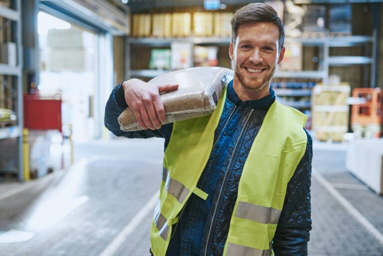 Wirklich witzig? 8 smiling young man working in a warehouse