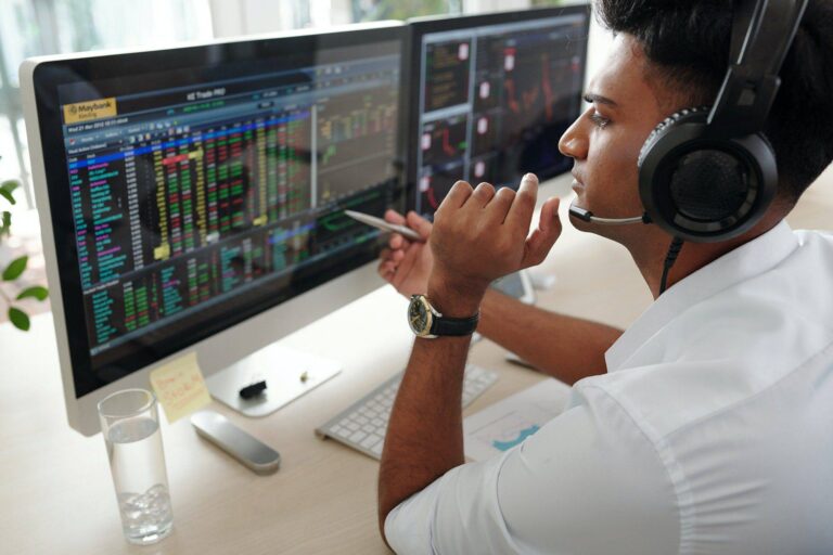 Finanzlage und Gehaltsverhandlungen 10 trader investing money