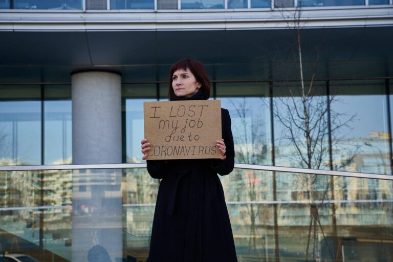 Ein neuer Job mitten in der Krise? 10 woman holds sign saying i lost my job because of coronavirus 1
