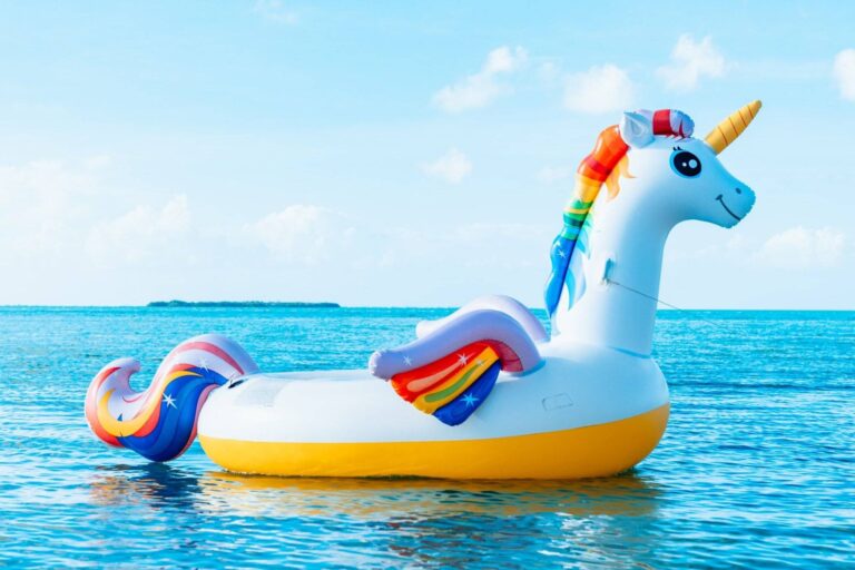 aufblasbares Einhorn auf dem Meer