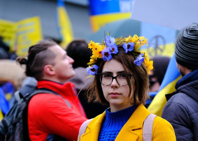 Eine Frau in blau-gelber Kleidung, den Nationalfarben der Ukraine