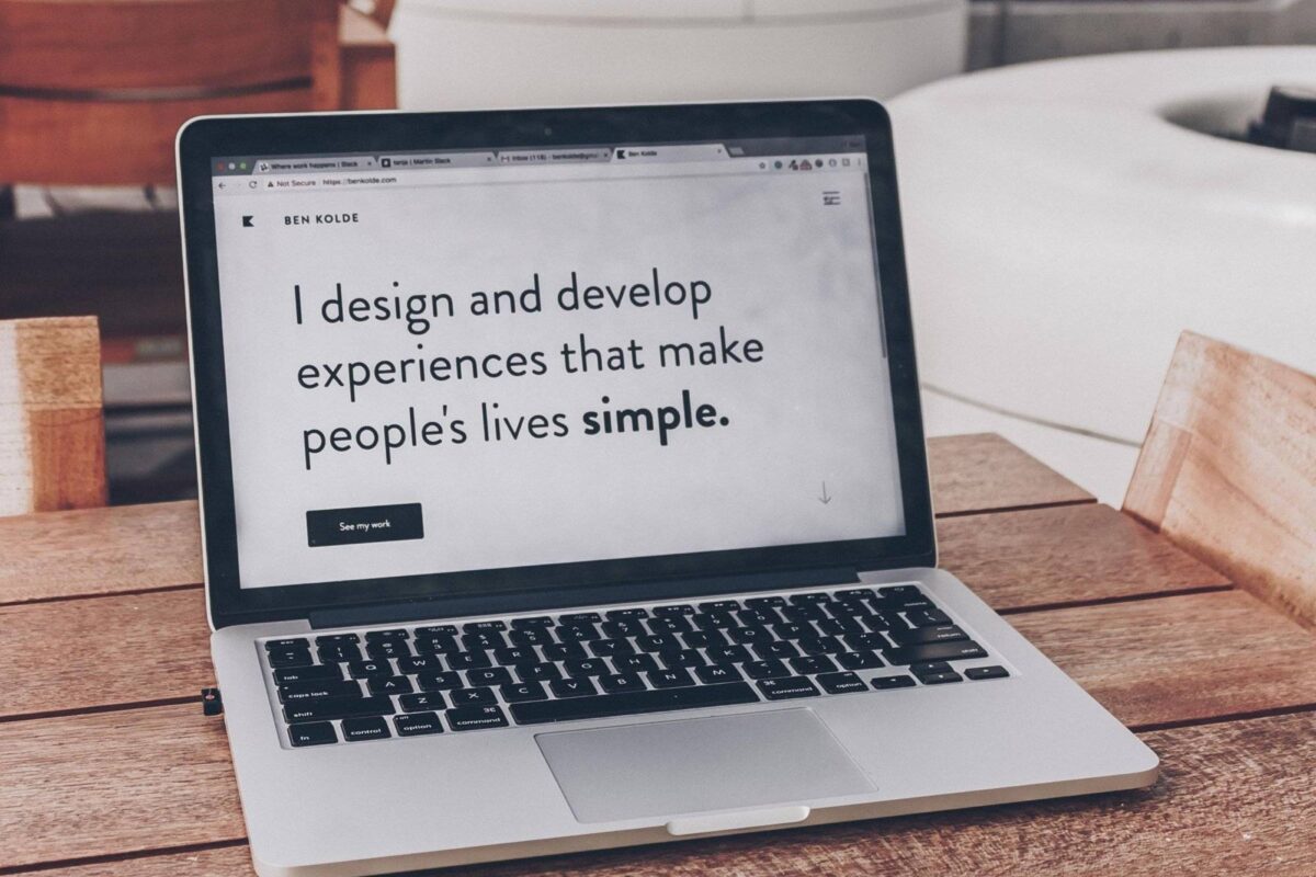 aufgeklappter Laptop