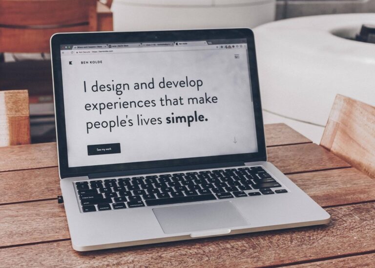 IT-Fachkräfte dringend gesucht - lukrative Alternative zum Management-Job 4 aufgeklappter Laptop