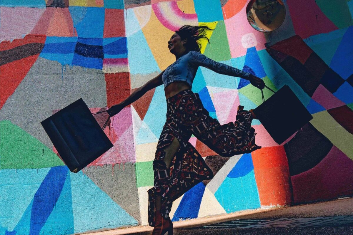 Silhouette einer Frau mit Einkaufstaschen