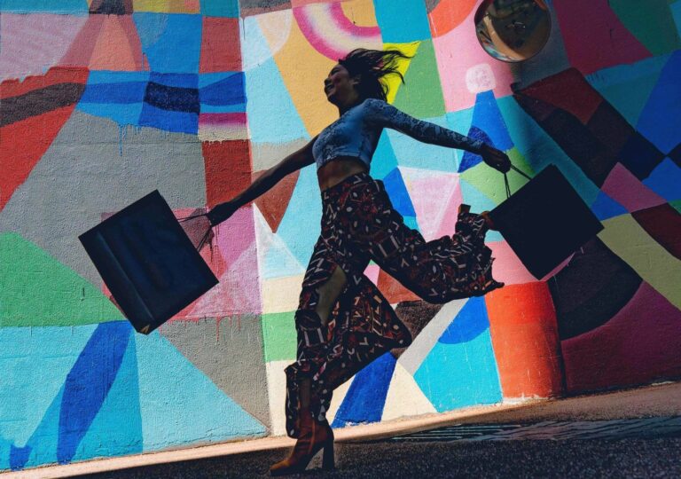 Shop a Job - Jobmesse in den Spandauer Arcaden 3 Silhouette einer Frau mit Einkaufstaschen