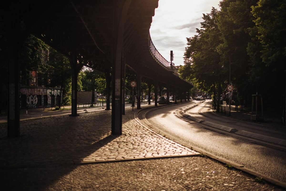 Skalitzer Straße in Berlin mit Hochbahntrasse der U1