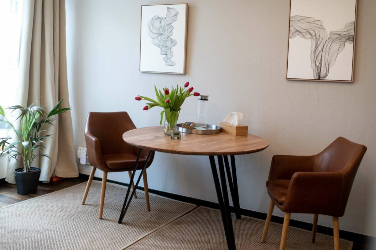 Raum für gute Arbeit - Coachingraum mit 2 Stühlen