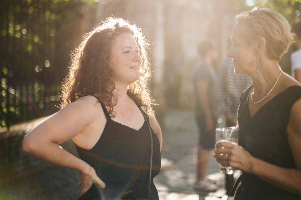 Frau denkt nach über Gründungs-Coaching