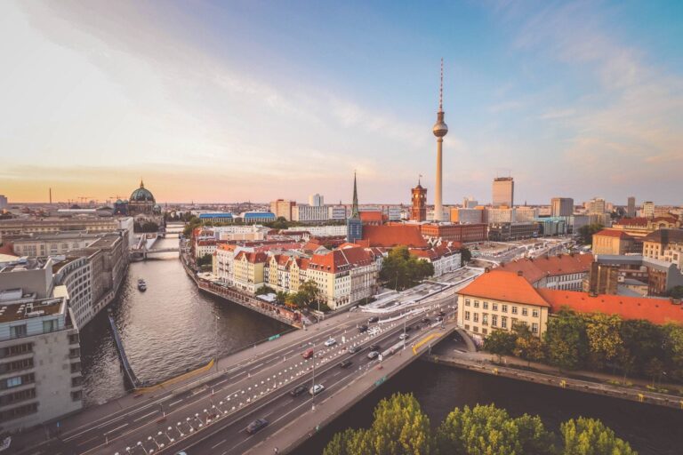 Save the Date: Berliner Job-Messe am 27./28. August 4 Panorama-Foto Berlin-Mitte mit Spree und Fernsehturm