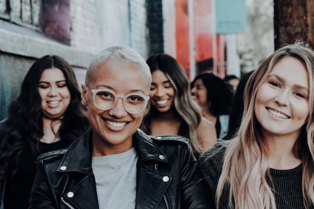 junge Frauen blicken optimistisch in die Zukunft