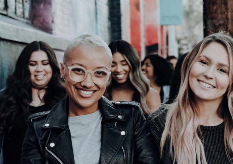 Frauenquote: Junge Frauen tappen in die Generationenfalle 5 junge Frauen blicken optimistisch in die Zukunft