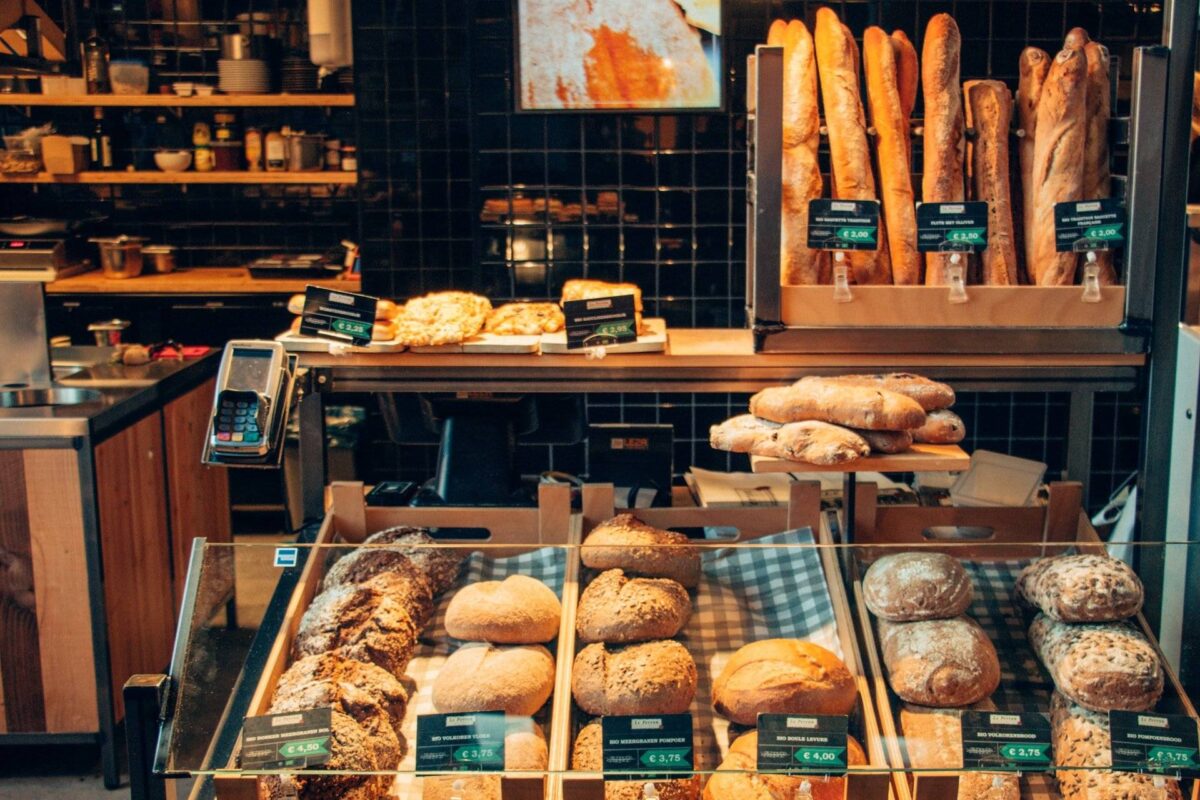 Backwaren in der Auslage einer Bäckerei