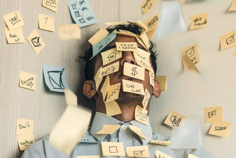 Hybrides Arbeiten und Home Office: mehr Überstunden als im traditionellen Büro-Alltag 3 Stress und Burnout