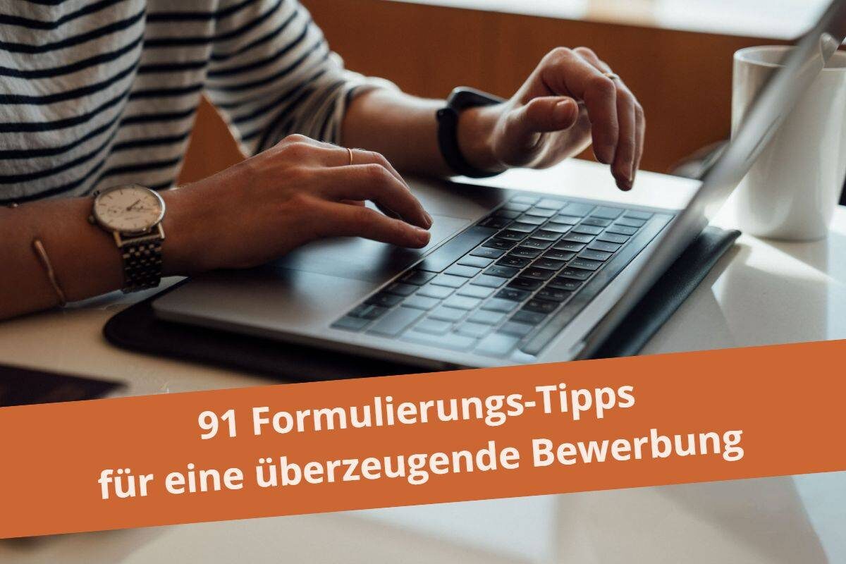 Frau tippt am Laptop. Aufschrift: 91 Formulierungs-Tipps für eine überzeugende Bewerbung