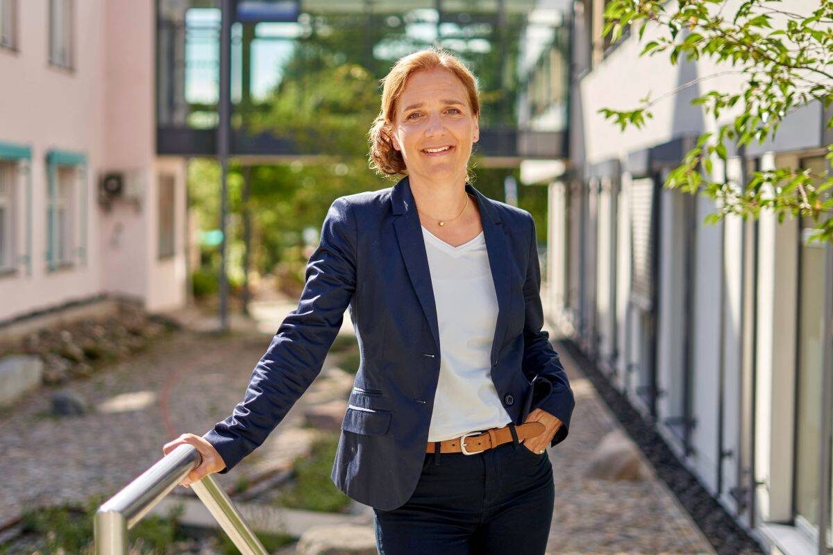 Stefanie Rätker mit Hand am Geländer