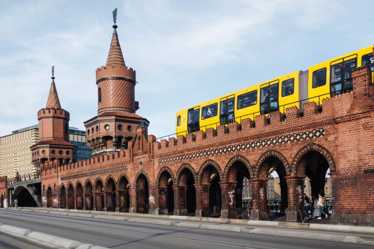 Neu: Gründungs-Coaching jetzt auch online möglich 4 Eine U-Bahn fährt über die Oberbaumbrücke in Berlin-Kreuzberg