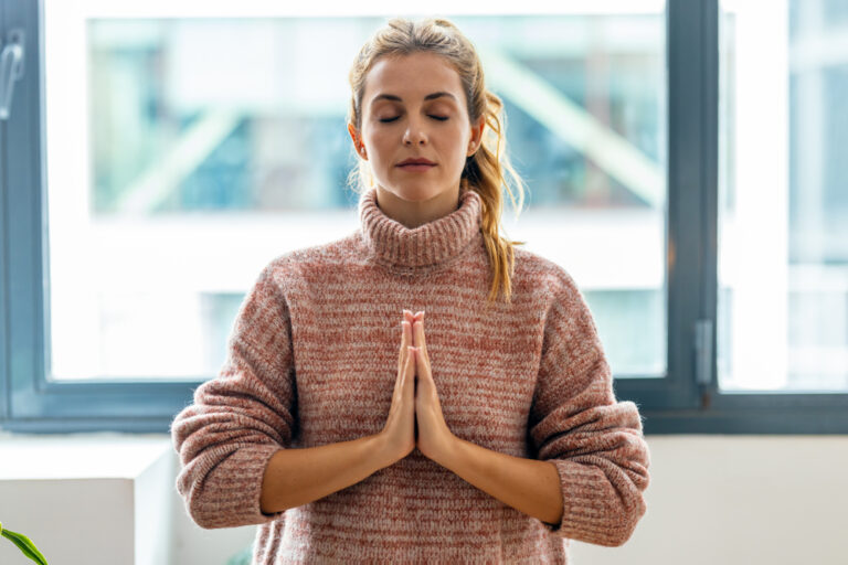 Zwischen Berufung und Belastung 7 Frau macht Meditation