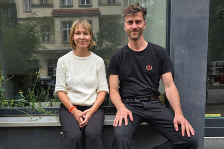 Die Zukunft des Coachings: Zwischen Künstlicher Intelligenz und menschlicher Empathie 4 Layers App 1 Canva