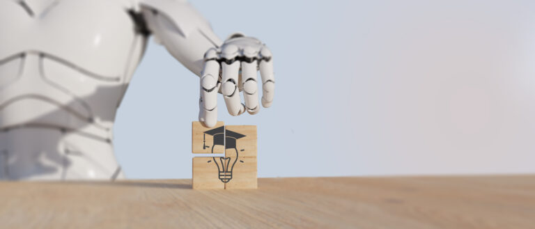 Roboterhand setzt hölzerne Puzzle-Teile zusammen, die eine Glühbirne mit Doktorhut darstellen – Symbol für künstliche Intelligenz und Bildung.